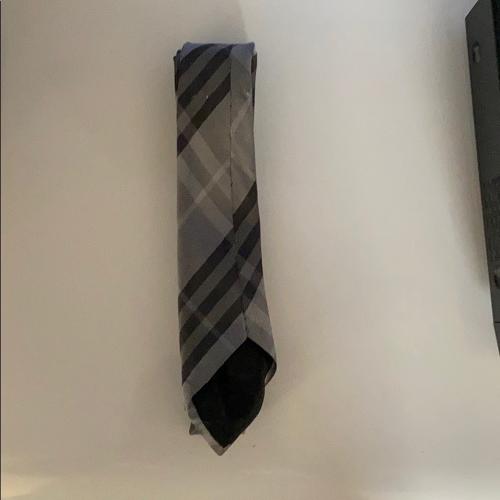 Burberry tie - Picture 3 of 3